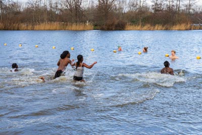 nieuwjaarsduik gaasperplas 2024